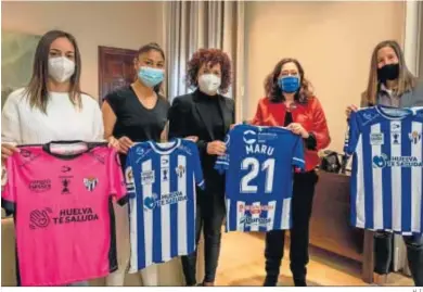  ?? H. I. ?? Las jugadoras del Sporting, su presidenta y María Eugenia Limón, durante la firma del convenio.