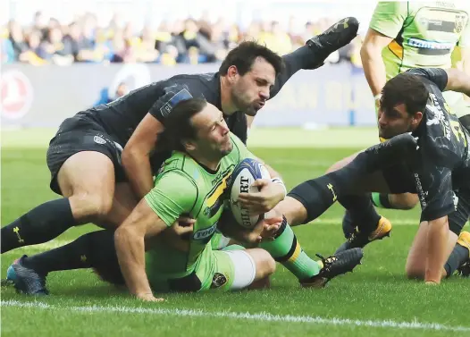  ?? PICTURES: Getty Images ?? Stopped short: Ben Foden is tackled by Remi Lamerat inches from the line