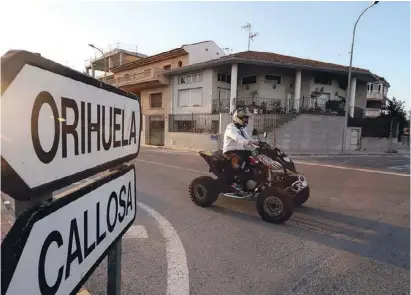  ?? Foto: Ángel García ?? Auf der Calle Infanta Elena zwischen Orihuela und Rafal kehrt langsam Leben ein.