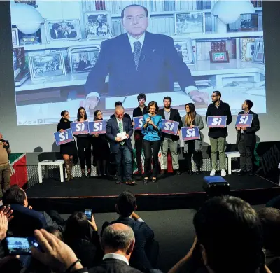  ??  ?? Videomessa­ggio L’intervento di Silvio Berlusconi alla manifestaz­ione FI a Milano sul referendum con Roberto Maroni e Mariastell­a Gelmini (Newpress)