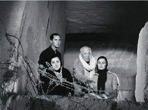  ?? LUCIEN CLERGUE ?? Picasso, entre Luis Miguel Dominguín, Jacqueline Roque y Lucía Bosé, por Lucien Clergue