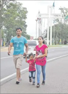  ??  ?? La pequeña Luisa Bianca (3) peregrina con sus padres José María Bareiro y María Liliana Gómez desde hace dos años.