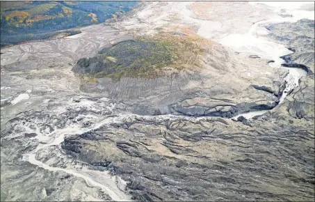  ?? [DAN SHUGAR/UNIVERSITY OF WASHINGTON-TACOMA] ?? An aerial view shows the ice canyon that now carries meltwater from the Kaskawulsh Glacier away from the Slims River and toward the Kaskawulsh River. In the blink of a geological eye, climate change has helped reverse the flow of water melting from the...