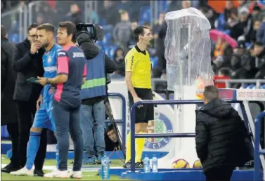  ??  ?? EN ESPAÑA. De Burgos Bengoetxea consulta el monitor del VAR en un partido en el Coliseum de Getafe.