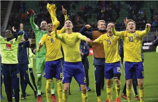  ?? JONAS EKSTRÖMER/TT ?? Her jubler svenskene etter 1-0 sammenlagt mot Italia og VM-plass neste sommer. Det ble ikke like koselig på pressekonf­eransen i etterkant.