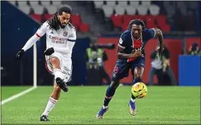  ??  ?? Les Lyonnais de Denayer (à g.) ne s’étaient pas imposés au Parc depuis treize ans.