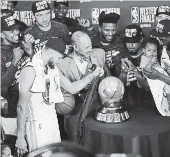  ?? DAVID J. PHILLIP THE ASSOCIATED PRESS ?? The Golden State Warriors pose with their trophy after defeating the Rockets in Game 7 of the NBA’s Western Conference finals Monday night in Houston.