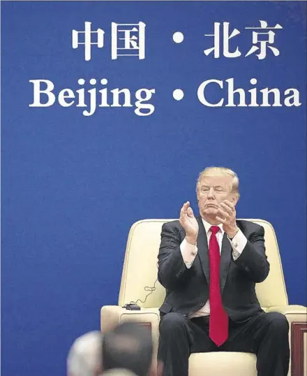  ?? AFP/NICOLAS ASFOURI ?? Donald Trump aplaude a Xi Jinping durante la rueda de prensa que ambos ofrecieron ayer en Pekín.