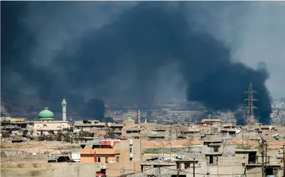  ?? FOTO: LEHTIKUVA / AFP PHOTO/AHMAD GHARABLI ?? ANFALL MOT IS-FäSTET. Rökplymer stiger över Mosul under de irakiska styrkornas räder.