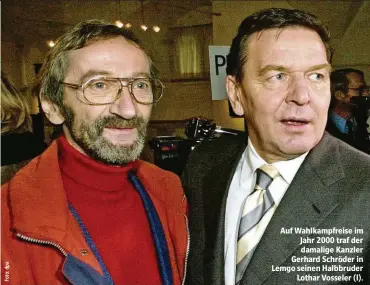  ??  ?? Auf Wahlkampfr­eise im Jahr 2000 traf der damalige Kanzler Gerhard Schröder in Lemgo seinen Halbbruder Lothar Vosseler (l).