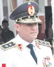  ??  ?? Crio. Francisco Resquín, comandante de la Policía Nacional, brindó ayer declaracio­nes en la Academia de la Policía, en Luque.