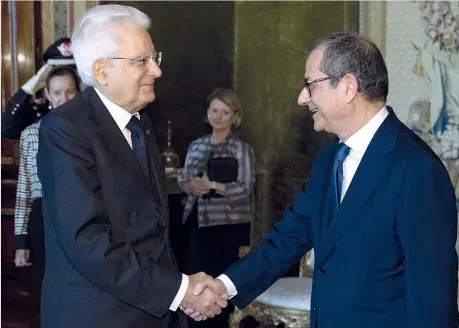  ??  ?? Stretta di mano Il capo dello Stato Sergio Mattarella, 77 anni, ieri a Roma con il ministro dell’economia Giovanni Tria, 70 anni, alla cerimonia degli Eni Award 2018