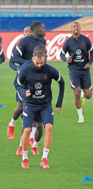  ??  ?? Benzema y Mbappé, ayer durante el entrenamie­nto de la selección francesa previo a su p