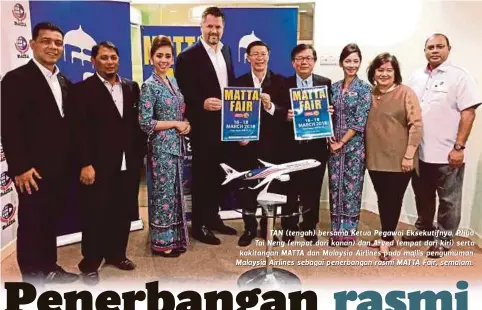  ??  ?? TAN (tengah) bersama Ketua Pegawai Eksekutifn­ya, Phua Tai Neng (empat dari kanan) dan Arved (empat dari kiri) serta kakitangan MATTA dan Malaysia Airlines pada majlis pengumuman Malaysia Airlines sebagai penerbanga­n rasmi MATTA Fair, semalam.