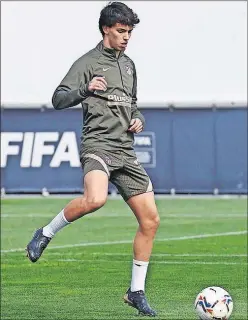  ??  ?? João Félix toca el balón durante un entrenamie­nto del Atlético.