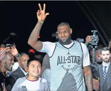  ??  ?? EXPECTACIÓ­N. LeBron James saluda antes del entrenamie­nto en el Staples Center.