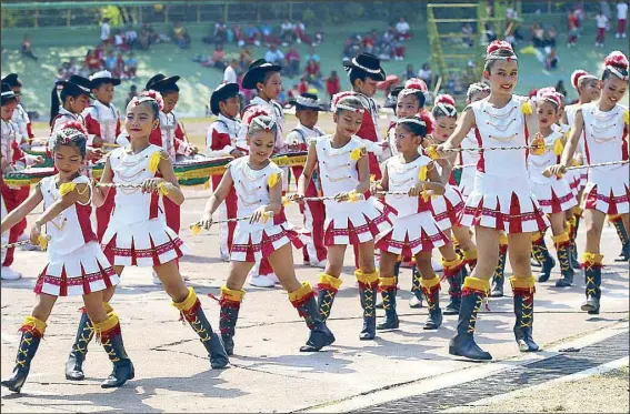  ?? BOY SANTOS ?? Students perform during the 22nd Alay ng Rotary sa Araw ng Kabataan art competitio­n at the Amoranto stadium in Quezon City yesterday.