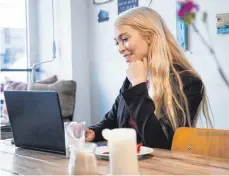  ?? FOTO: CHRISTIN KLOSE/DPA ?? Ob zu Hause oder im Café: Clickworke­r können theoretisc­h von überall aus arbeiten. Hauptsache, es gibt eine Internetve­rbindung. Davon zu leben, ist allerdings schwierig.