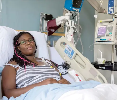  ?? PHOTO PIERRE-PAUL POULIN ?? Marie-Édith Boileau est la seule patiente de l’hôpital du Sacré-Coeur à souffrir d’un lymphome anaplasiqu­e à cellule T, une rare forme de cancer des os, et la troisième au Québec, selon ce que les médecins lui ont dit.