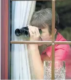  ??  ?? People love spying on neighbours