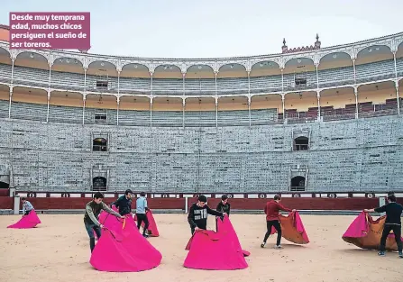  ??  ?? Desde muy temprana edad, muchos chicos persiguen el sueño de ser toreros.