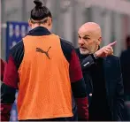 ??  ?? Il ritorno Zlatan Ibrahimovi­c, di spalle, si confronta con Stefano Pioli prima del suo rientro
