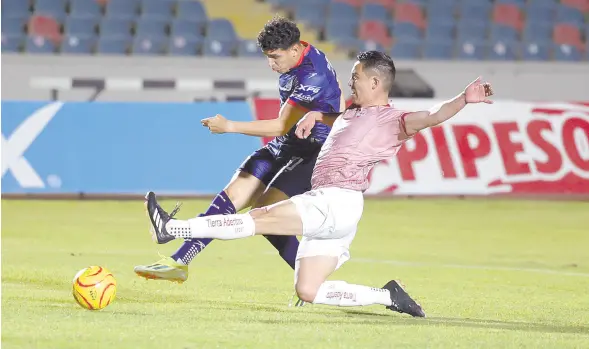  ?? ?? l Duilio Tejeda dispara para marcar el primer gol de Cimarrones en el partido.