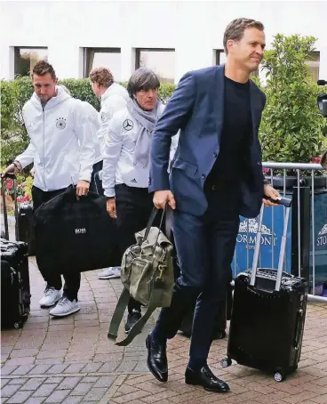  ??  ?? Ankunft am Teamhotel in Belfast: Oliver Bierhoff (v. re.), Joachim Löw, Marcus Sorg und Miroslav Klose.