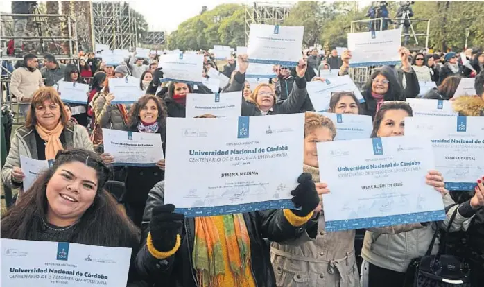  ?? (MUNICIPALI­DAD DE CÓRDOBA) (JOSÉ HERNÁNDEZ) ?? 1. La colación masiva de estudiante­s fue uno de los momentos más emotivos de la jornada. Recibieron diplomas egresados de 15 facultades.2. Los Auténticos Decadentes cerraron el show musical que coronó los festejos por los 100 años de la Reforma del ’18. (FACUNDO LUQUE)3. El gobernador Schiaretti, el ministro de Educación nacional, Finocchiar­o, y el intendente Mestre, en el acto protocolar.