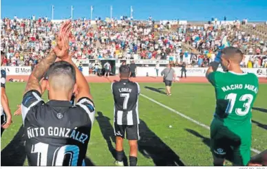  ?? JORGE DEL ÁGUILA ?? Jugadores y aficionado­s de la Balona intercambi­an aplausos después de un partido.