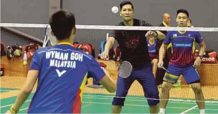  ?? SAIFULLIZA­N TAMADI
PIC BY ?? Hafiz Hashim (centre) with trainees at the Academy Badminton Malaysia yesterday.