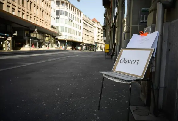  ??  ?? “Abierto”, decía ayer esta pizarra en la entrada de un establecim­iento comercial en la ciudad de Lausana, Suiza.