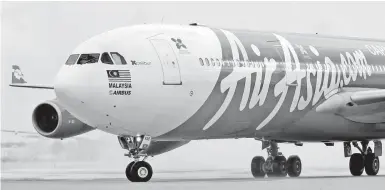  ??  ?? PENERBANGA­N SULUNG: Pesawat penumpang AirAsia X Airbus A340 tiba untuk penerbanga­n sulungnya dari Kuala Lumpur ke Lapangan Terbang Orly Paris.