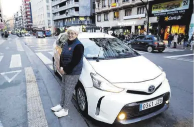  ?? MIGUEL ÁNGEL GRACIA ?? Testimonio Soledad Manteca, taxista zaragozana de 53 años, con su vehículo en el centro de la ciudad. -