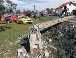  ??  ?? ▶▶ El vehículo se salió de la vía y partió un poste del alumbrado en dos.