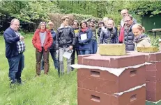  ?? RP-FOTO: DIETRICH JANICKI ?? Das Interesse ist groß: Andreas Osinski, Vorsitzend­er des Imkerverei­ns Wülfrath, informiert­e über die Bienenhalt­ung.