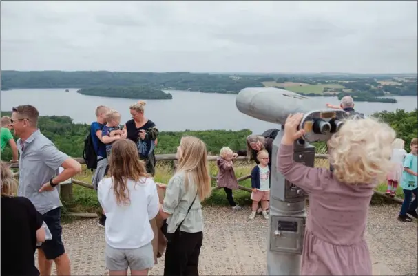  ?? ?? Himmelbjer­get er et populaert udflugtsst­ed med et flot kig ud over Julsø. Udsigten skal nu gøres endnu bedre.
Foto: Kasper Heden Andersen