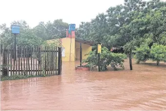  ??  ?? Una de las casas inundadas por efecto de las torrencial­es lluvias en Concepción.