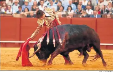  ?? JUAN CARLOS MUÑOZ ?? Roca Rey ejecuta un trincheraz­o durante su última actuación en la Maestranza de Sevilla.