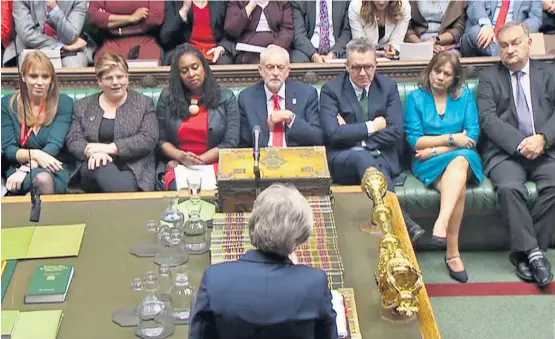  ??  ?? Die britische Premiermin­isterin Theresa May stellte sich vor der entscheide­nden Regierungs­sitzung den Abgeordnet­en im Unterhaus.