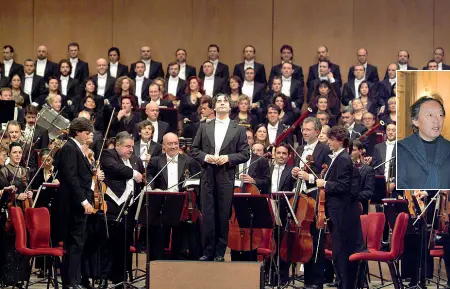  ??  ?? Maestri Riccardo Muti al concerto inaugurale della Fenice nel 2003. A destra, Chung Myung-whun con Fortunato Ortombina