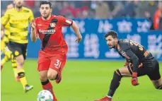  ?? FOTO: DPA ?? Leverkusen­s Kevin Volland ist allen davongeran­nt und erzielt das 1:0 gegen den BVB.