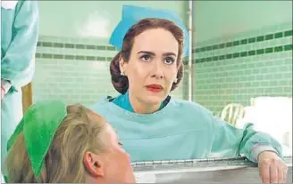  ??  ?? RATCHED. Sarah Paulson interpreta la versión juvenil de la conocida villana de