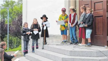  ?? FOTO: CÄCILIA FIELDER ?? Kinder begeistern die Zuschauer mit einem Theaterstü­ck, das sie im Rahmen des Kinderferi­enprogramm­s einstudier­t haben.