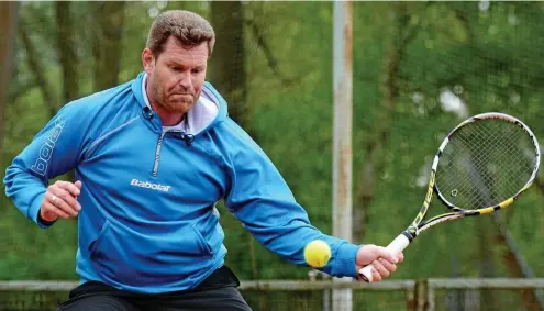  ?? FOTO: MARTIN ZENGE ?? Frank Zeuch ist bereits seit 42 Jahren als Tennisspie­ler aktiv und seit 2004 Vorsitzend­er des TC Mühlhausen.