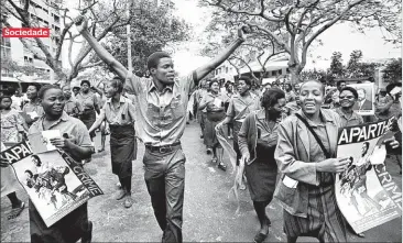  ??  ?? A festa da independên­cia: “Os jovens brancos eram profundame­nte odiados, éramos traidores”