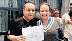  ?? /GARDENIA MENDOZA ?? Los deportados que recibieron el certificad­o tienen ahora una nueva esperanza.