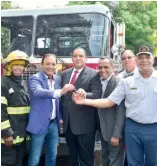  ?? RICARDO FLETE ?? El nuevo camión contribuir­á a reforzar el trabajo de los bomberos.