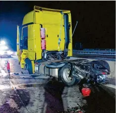  ?? Foto: Kreisbrand­inspektion Günzburg ?? Bei einem Unfall auf der A8 waren zwei Lkw beteiligt. Der Fahrer einer Zugmaschin­e verletzte sich schwer.