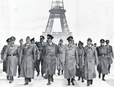  ?? Bundesarch­iv ?? Adolf Hitler y algunos de sus oficiales tras visitar la Torre Eiffel, en junio de 1940.